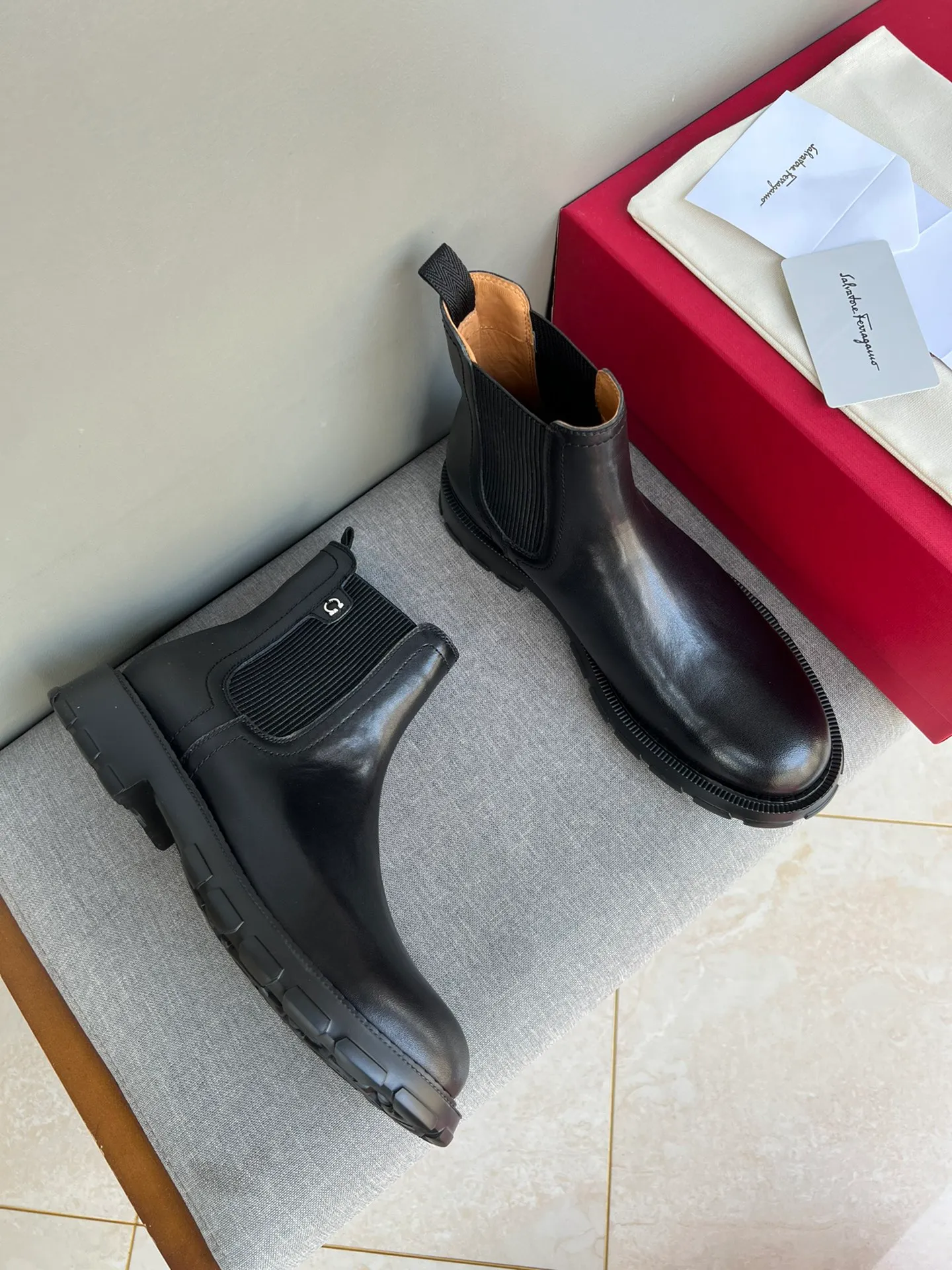[Ferragamo] Top P: 1000💰 Number of yards: 39~44 (38.45 custom-made, non-refundable) Ferragamo winter series, original 1:1 development, casual men's short boots, original quality, exclusive new Ferragamo autumn and winter new high-top men's shoes, exquisite hand-stitching, workmanship details comparable to counters, imported calfskin upper, cowhide lining, original foam outsole.